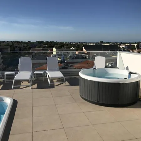 Comfortable Featuring A Rooftop Pool Apartment