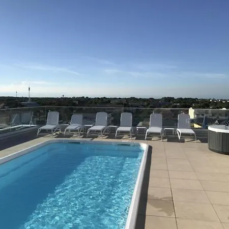 Apartment Comfortable Featuring A Rooftop Pool *