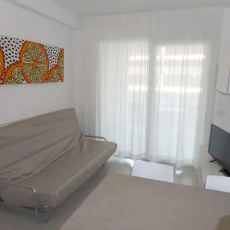 Comfortable Featuring A Rooftop Pool Apartment *